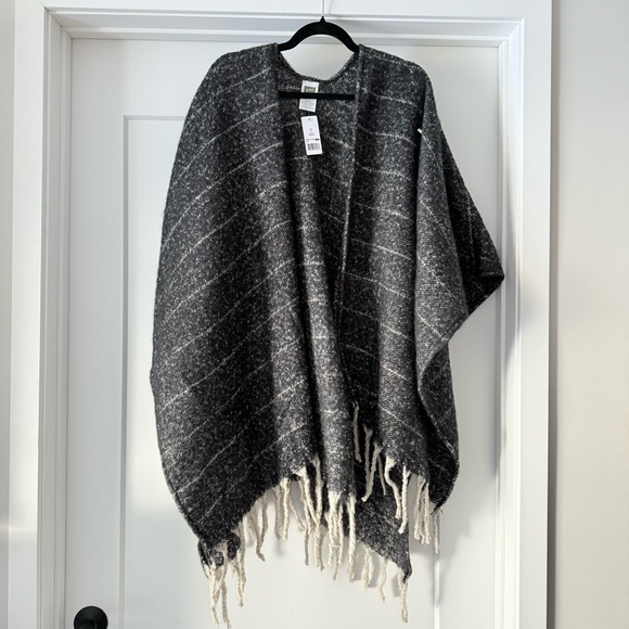 NWT- Women’s Chic Black Woolrich Shawl/Wrap One Size - Picture 3 of 10